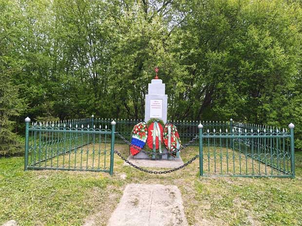 Мы ежегодно ухаживаем за памятником жертвам блокады